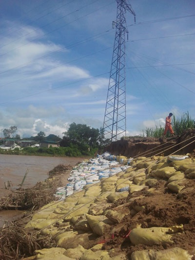 Một tuần “vật lộn” với cột điện cao áp dọa đổ - 11