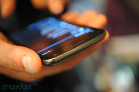 Cận cảnh điện thoại Samsung Galaxy Nexus - 4 Cận cảnh điện thoại Samsung Galaxy Nexus - 4