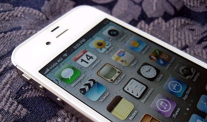 Apple hứa sửa lỗi “ngốn” pin của iPhone 4S - 1 Apple hứa sửa lỗi “ngốn” pin của iPhone 4S - 1