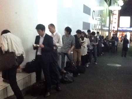 iPhone 4S bán ra, bớt cảnh chen chúc - 23