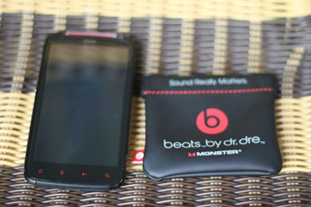 Cận cảnh “hàng khủng” HTC Sensation XE sắp bán ở VN - 1