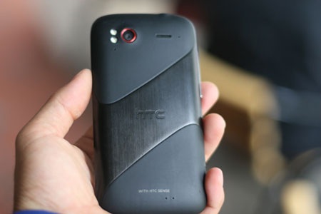 Cận cảnh “hàng khủng” HTC Sensation XE sắp bán ở VN - 4