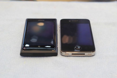 Xem ảnh Nokia Lumia 800 "so dáng" iPhone 4 - 1