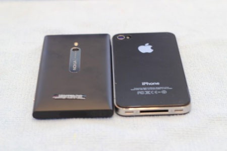 Xem ảnh Nokia Lumia 800 "so dáng" iPhone 4 - 2