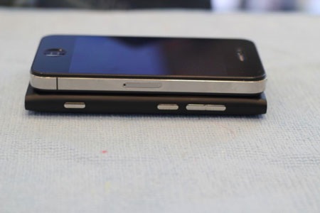 Xem ảnh Nokia Lumia 800 "so dáng" iPhone 4 - 4