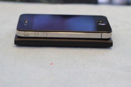 Xem ảnh Nokia Lumia 800 "so dáng" iPhone 4 - 6