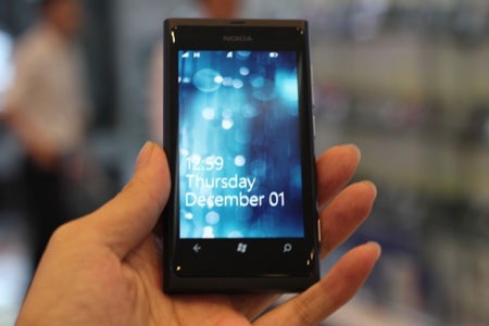 Cận cảnh Nokia Lumia 800 đầu tiên tại Việt Nam - 3