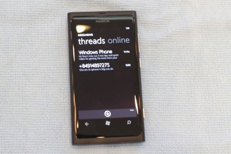 Cận cảnh Nokia Lumia 800 đầu tiên tại Việt Nam - 4