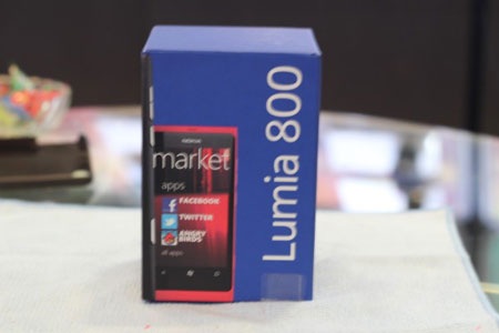 Cận cảnh Nokia Lumia 800 đầu tiên tại Việt Nam - 1