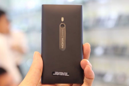 Cận cảnh Nokia Lumia 800 đầu tiên tại Việt Nam - 5