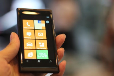 Cận cảnh Nokia Lumia 800 đầu tiên tại Việt Nam - 2