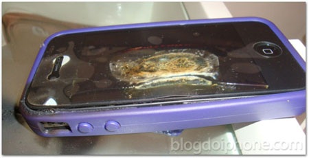Lại thêm một chiếc iPhone 4 bỗng dưng cháy nổ - 1 Lại thêm một chiếc iPhone 4 bỗng dưng cháy nổ - 1