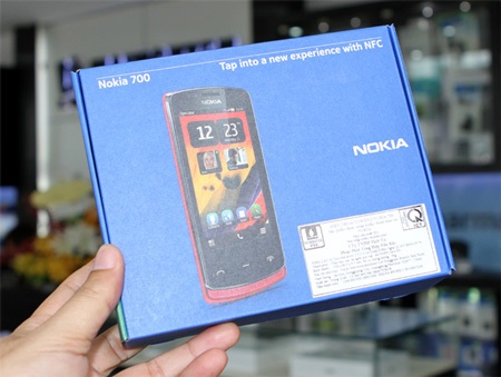 Mở hộp Nokia 700 chính hãng giá trên 7 triệu đồng - 1