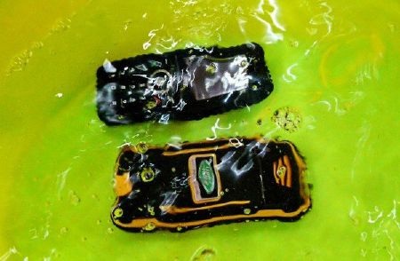 Cận cảnh điện thoại siêu bền tại Việt Nam - 9