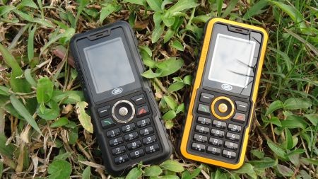 Cận cảnh điện thoại siêu bền tại Việt Nam - 2