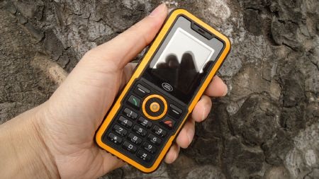 Cận cảnh điện thoại siêu bền tại Việt Nam - 3