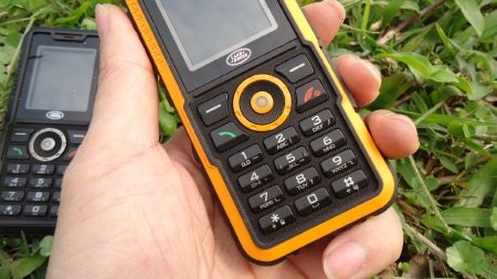 Cận cảnh điện thoại siêu bền tại Việt Nam - 4