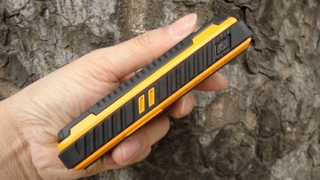 Cận cảnh điện thoại siêu bền tại Việt Nam - 6