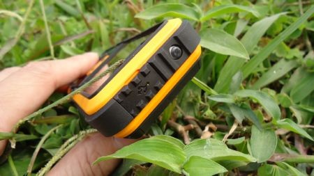 Cận cảnh điện thoại siêu bền tại Việt Nam - 7