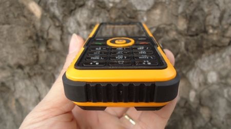 Cận cảnh điện thoại siêu bền tại Việt Nam - 8