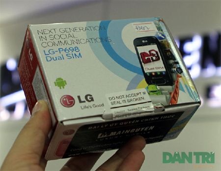 Đập hộp smartphone Android 2 SIM 2 sóng đầu tiên - 2