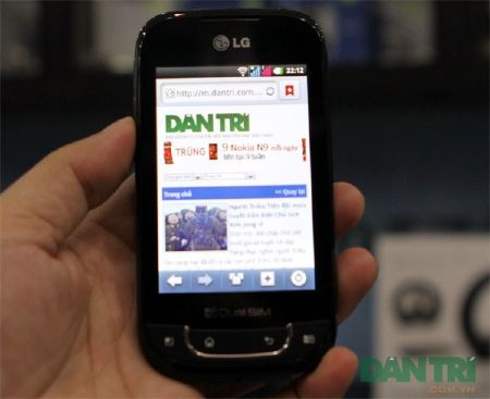 Đập hộp smartphone Android 2 SIM 2 sóng đầu tiên - 1