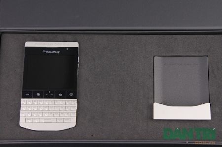 “Siêu điện thoại” BlackBerry Porsche Design P'9981 giá 50 triệu - 2