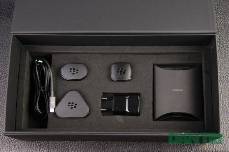 “Siêu điện thoại” BlackBerry Porsche Design P'9981 giá 50 triệu - 4