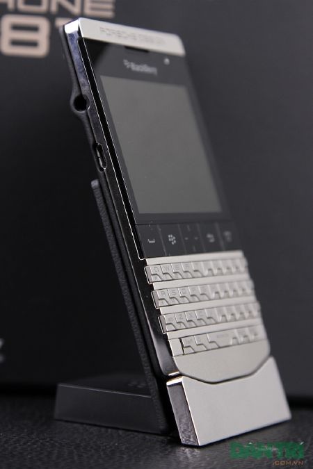 “Siêu điện thoại” BlackBerry Porsche Design P'9981 giá 50 triệu - 8