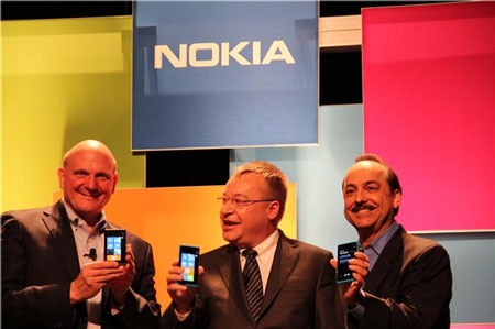 Nokia “khuấy động” CES bằng điện thoại Lumia 900 - 2 Nokia “khuấy động” CES bằng điện thoại Lumia 900 - 2