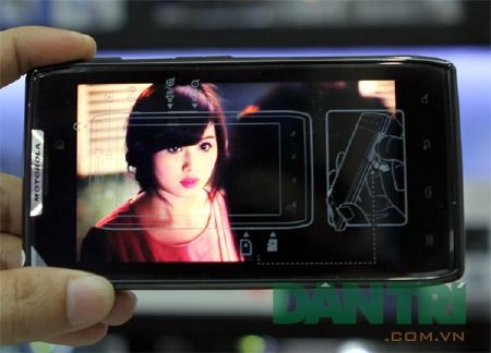 Đập hộp smartphone mỏng nhất thế giới Motorola RAZR - 19 Đập hộp smartphone mỏng nhất thế giới Motorola RAZR - 19