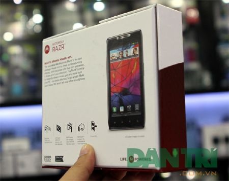 Đập hộp smartphone mỏng nhất thế giới Motorola RAZR - 2 Đập hộp smartphone mỏng nhất thế giới Motorola RAZR - 2