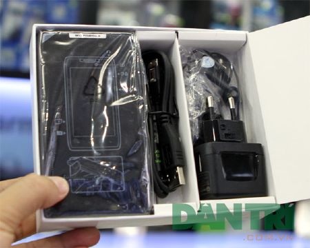 Đập hộp smartphone mỏng nhất thế giới Motorola RAZR - 3 Đập hộp smartphone mỏng nhất thế giới Motorola RAZR - 3