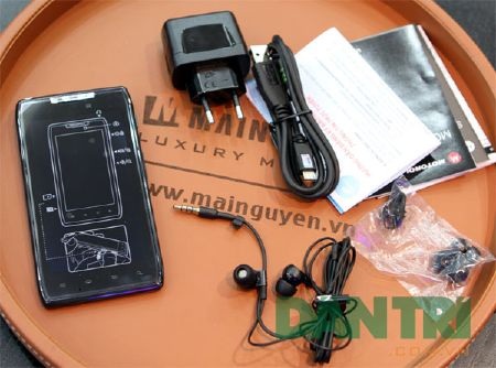 Đập hộp smartphone mỏng nhất thế giới Motorola RAZR - 4 Đập hộp smartphone mỏng nhất thế giới Motorola RAZR - 4