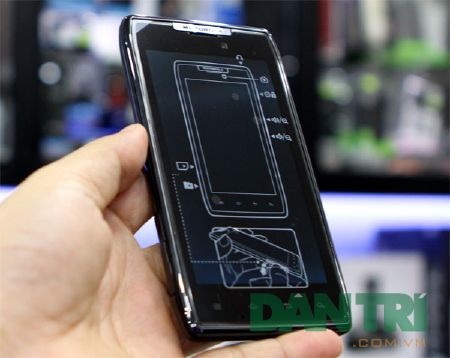 Đập hộp smartphone mỏng nhất thế giới Motorola RAZR - 5 Đập hộp smartphone mỏng nhất thế giới Motorola RAZR - 5