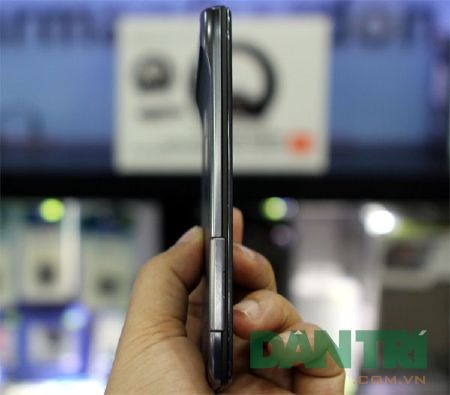 Đập hộp smartphone mỏng nhất thế giới Motorola RAZR - 6 Đập hộp smartphone mỏng nhất thế giới Motorola RAZR - 6