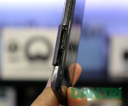 Đập hộp smartphone mỏng nhất thế giới Motorola RAZR - 7 Đập hộp smartphone mỏng nhất thế giới Motorola RAZR - 7