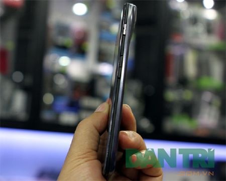 Đập hộp smartphone mỏng nhất thế giới Motorola RAZR - 8 Đập hộp smartphone mỏng nhất thế giới Motorola RAZR - 8