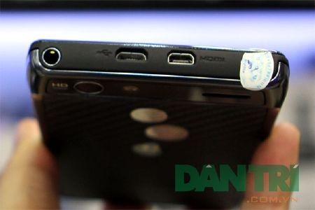 Đập hộp smartphone mỏng nhất thế giới Motorola RAZR - 9 Đập hộp smartphone mỏng nhất thế giới Motorola RAZR - 9
