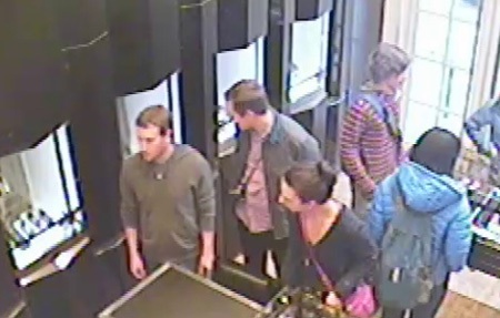 Những hình ảnh đầu tiên về CEO Facebook ở Hà Nội - 4