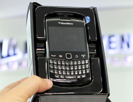 Đập hộp BlackBerry Curve 9360 chính hãng giá 8,75 triệu đồng - 2