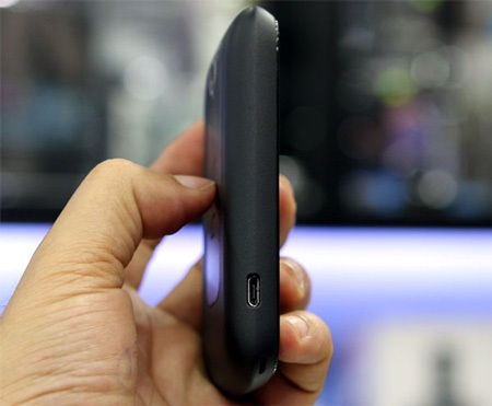 Đập hộp HTC Explorer chính hãng giá dưới 6 triệu - 3