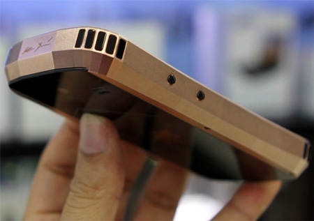 Ngắm smartphone dát vàng đầu tiên của Mobiado giá 86 triệu  - 5