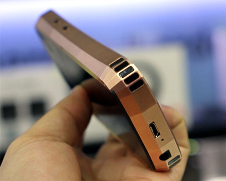 Ngắm smartphone dát vàng đầu tiên của Mobiado giá 86 triệu  - 6