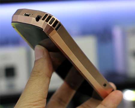 Ngắm smartphone dát vàng đầu tiên của Mobiado giá 86 triệu  - 7