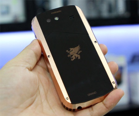 Ngắm smartphone dát vàng đầu tiên của Mobiado giá 86 triệu  - 9