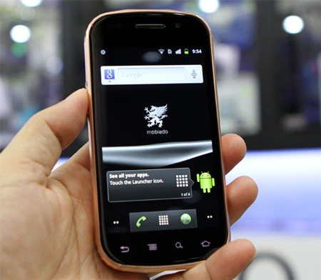 Ngắm smartphone dát vàng đầu tiên của Mobiado giá 86 triệu  - 18