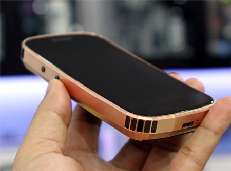 Ngắm smartphone dát vàng đầu tiên của Mobiado giá 86 triệu  - 3