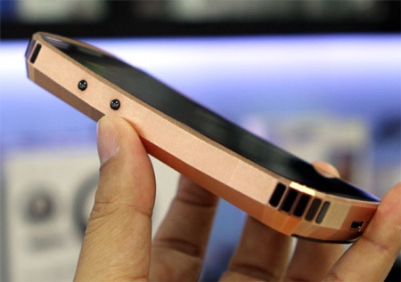 Ngắm smartphone dát vàng đầu tiên của Mobiado giá 86 triệu  - 4