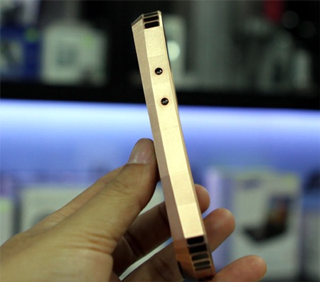 Ngắm smartphone dát vàng đầu tiên của Mobiado giá 86 triệu  - 10